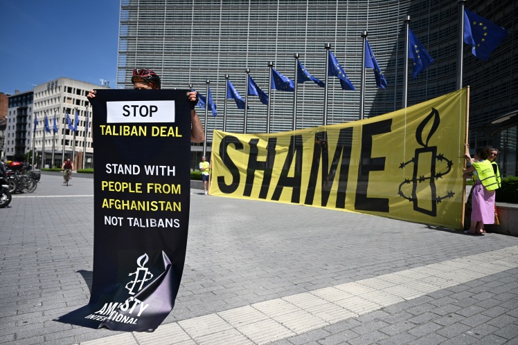 Протест активіста Amnesty International навпроти будівлі Єврокомісії.
