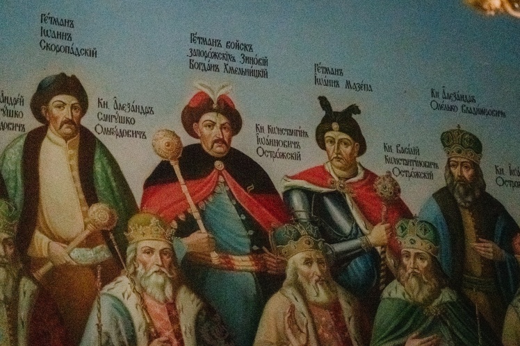 На стінописі біля центрального входу зображені меценати Києво-Печерської лаври. Посередині у верхньому ряду Богдан Хмельницький, справа від нього «неправильний» портрет Мазепи.
