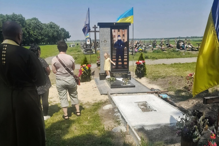 Маленька Поліна на могилі батька, літо 2024-го.