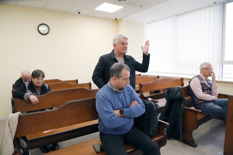 Пазиняк тягне руку, щоб суддя дала йому слово поза процедурою.