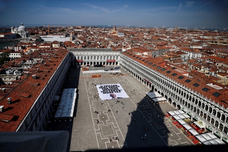 Банер розміром 20 на 20 метрів на площі Сан-Марко: «Якщо ти можеш орендувати Венецію для весілля, ти можеш платити більше податків».