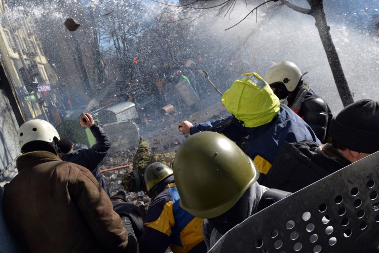 Протистояння майданівців і «Беркуту» на Інститутській, 18 лютого 2014 року.