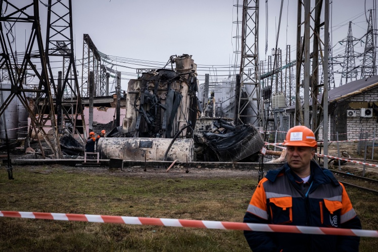 Енергетики демонтують розбитий трансформатор на підстанції «Укренерго» після масованої атаки ракетної атаки, 10 листопада 2022 року.