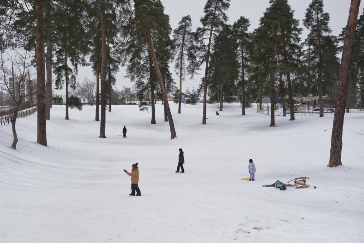 Діти катаються на санчатах у Парку партизанської слави.