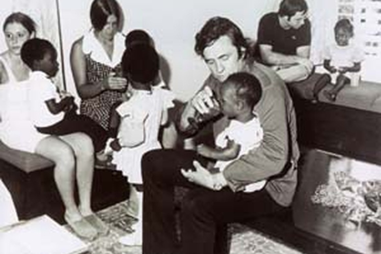 Джонні Кеш із сиротами на Ямайці.