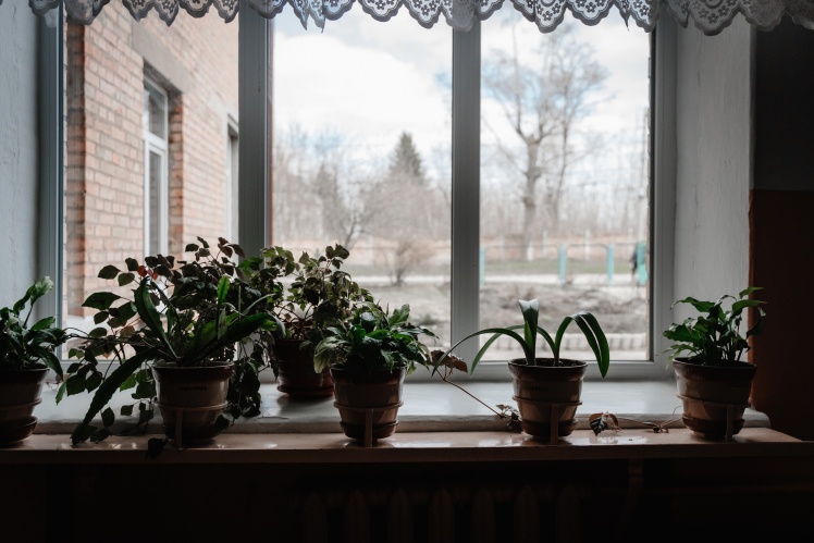 Однокласники Наді розповідають про день, коли мама влаштувала їй публічний суд перед класом і вчителькою.