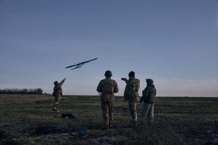 Горинич запускає БпЛА Avenger біля Бахмуту. 2022 рік