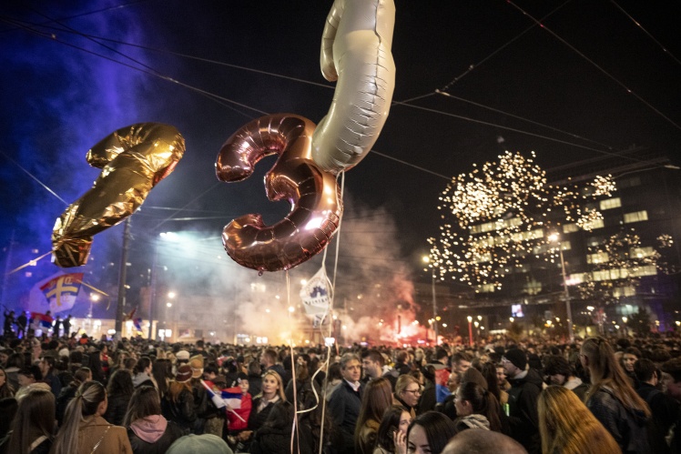Над натовпом — повітряні кульки у формі трійки. Під цим номером «Студентський список» ішов на вибори.
