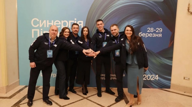 Фото з форуму «Синергія Півдня» в Одесі 2024 року. Сергій Кропива — другий праворуч, Іван Тимошенко — третій ліворуч.