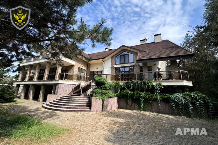 Після втечі Захарченка його майно заарештували. Будинок кілька разів виставляли на продаж, але безуспішно. Міністр економіки Олексій Соболев казав, що АРМА не має доступу до об'єкта.