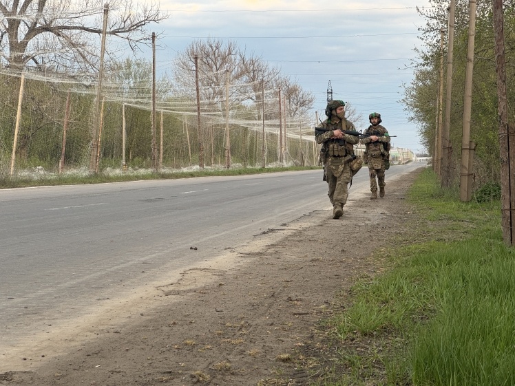 Українські військові прямують до позицій поблизу Костянтинівки. Через загрозу російських дронів вони долають десятки кілометрів пішки.