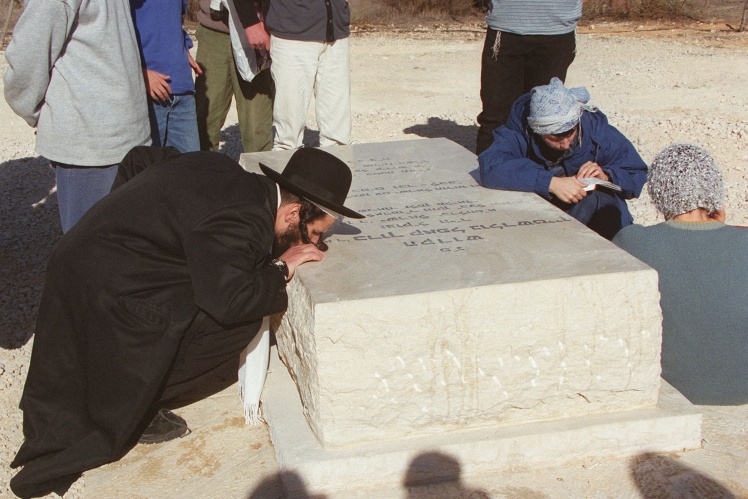 Ультраортодоксальний єврей цілує могилу Гольдштейна.