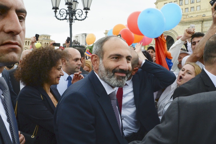 Кадри з Оксамитової революції.