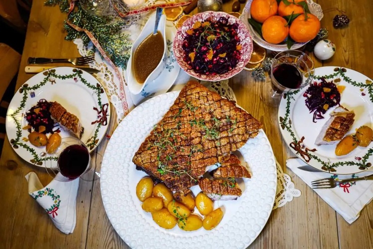 Норвезька різдвяна страва — свиняче черево зі шкварками, подане з червоною або білою капустою, картоплею та підливою.