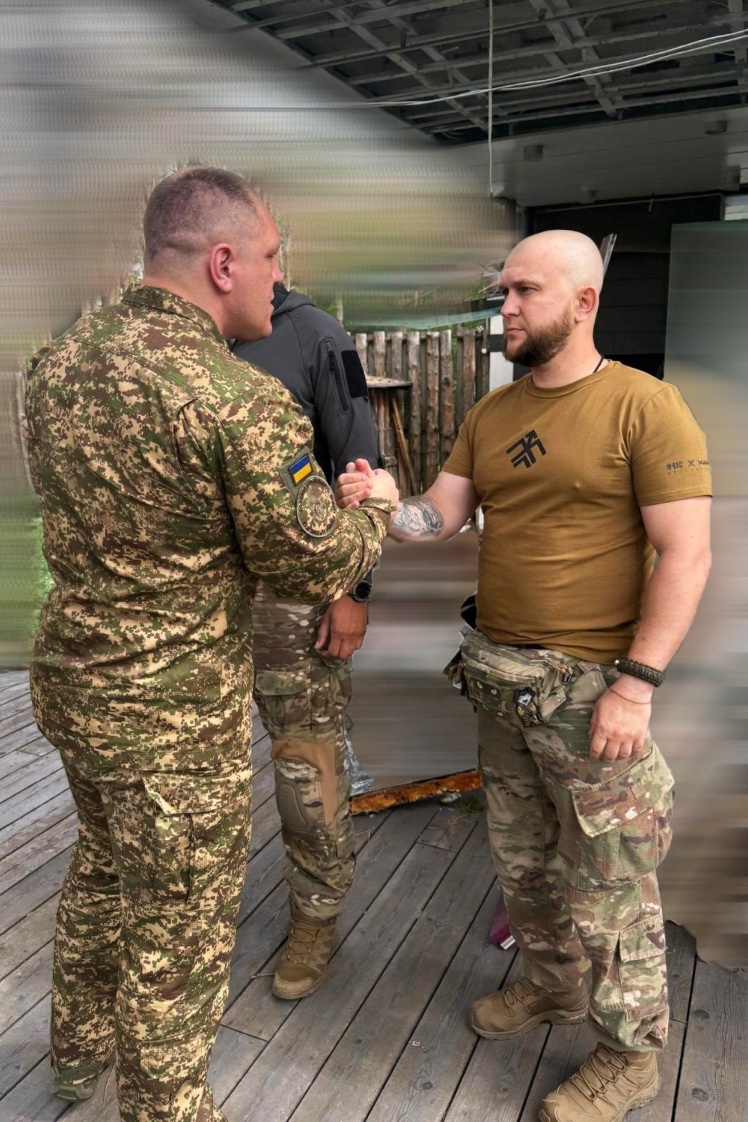 Там він зустрічався з командирами бригад Нацгвардії.