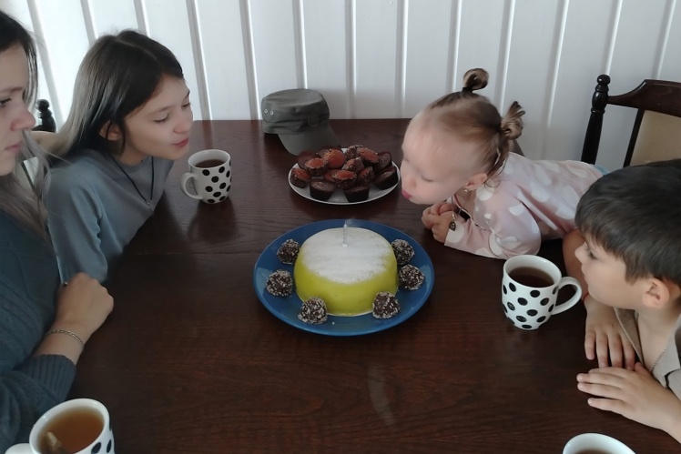 У жовтні 2023 року Вадиму мало виповнитись 23 роки. У день народження Анна з дітьми пішли в кафе.