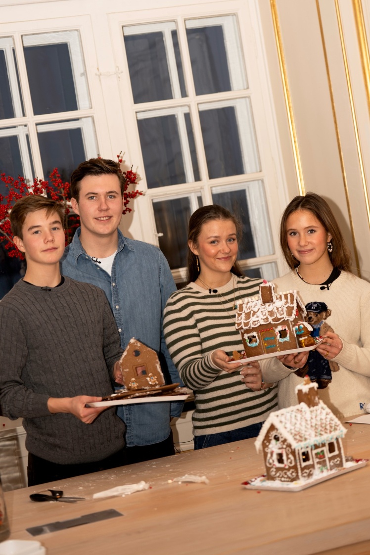 Діти королевської родини розмальовують різдвяні солодощі.