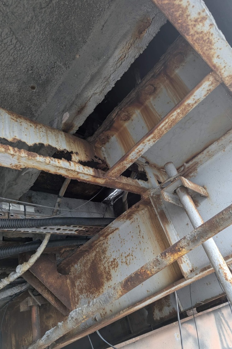 Однак експерти НАН України кажуть, що ситуація не безнадійна і міст ще можна відремонтувати і зберегти.