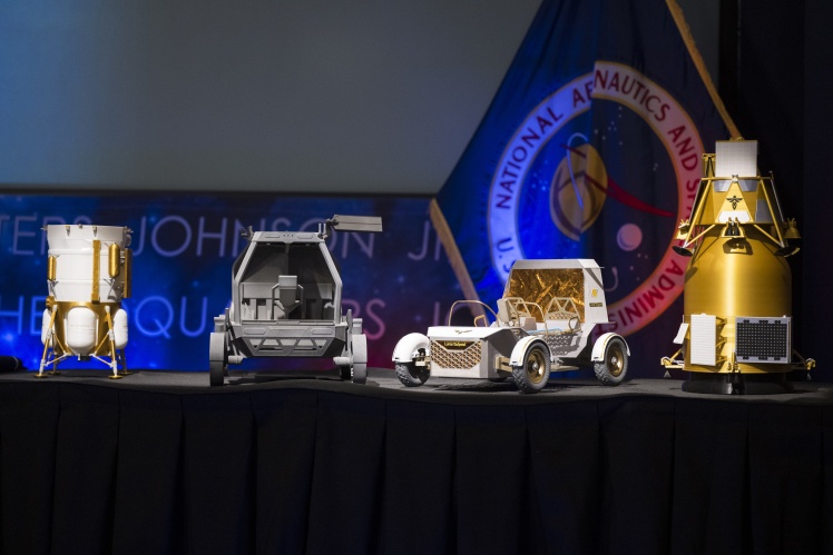Зліва направо: моделі місячного посадкового модуля Blue Origin Mark 1, пілотованого місячного ровера Astrolab, ровера Lunar Outpost Pegasus та орбітального апарата Firefly Elytra Dark.