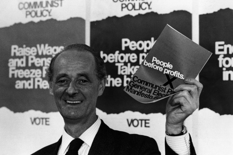 Джон Голлан з маніфестом британської компартії, 1970 рік.