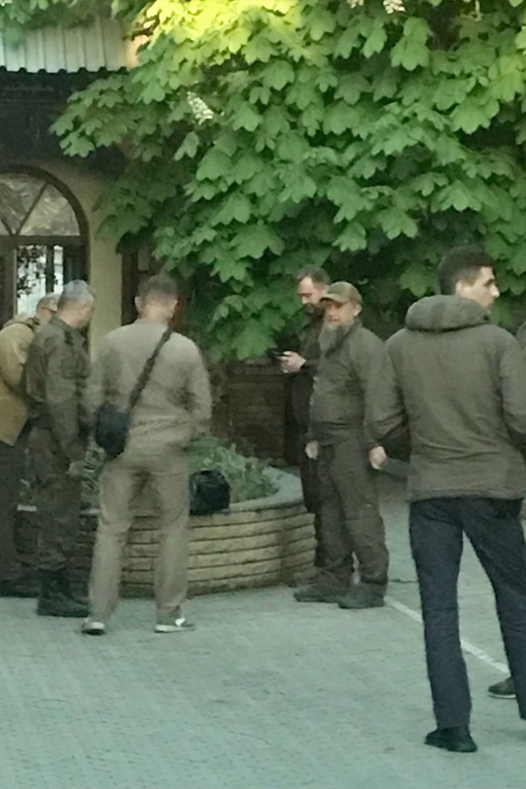 База, де вели переговори про звільнення «азовців». На фото зліва направо: російський генерал Олександр Зорін, перший заступник ГРУ Росії генерал  Володимир Алєксєєв, полковник Крижановський. Правіше — Ковальов і Усов (з телефоном у руках).