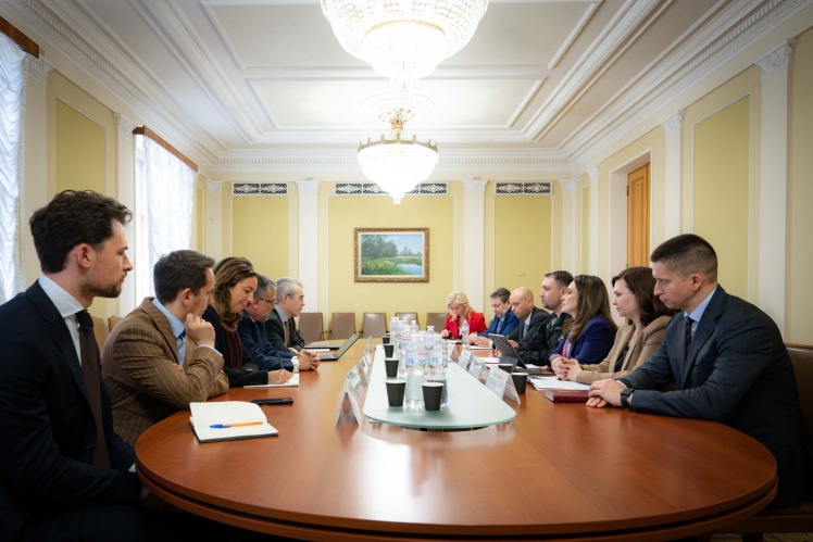 Керівник Офісу президента України Кирило Буданов провів зустріч із місією Міжнародного валютного фонду на чолі з Гевіном Греєм. Також була присутня заступниця керівника Офісу президента Ірина Мудра, 3 червня 2026 року.