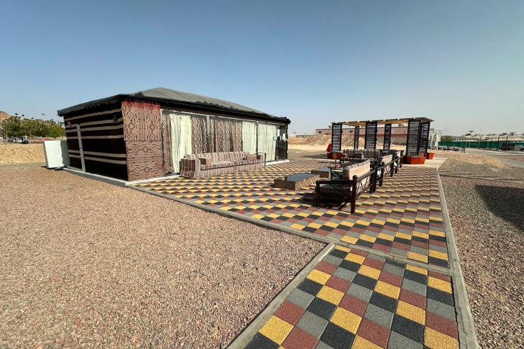 Частина табору, стилізована під бедуїнські намети.