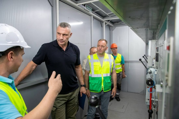 Віталій Кличко інспектує перші три дизельні електростанції, які побудували для водоканалу.