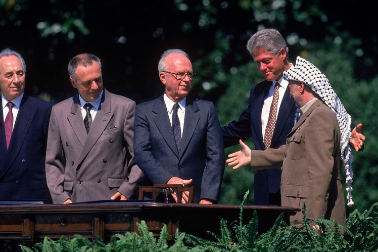 Ясір Арафат простягає руку Іцхаку Рабину після підписання угоди «Осло», 13 вересня 1993 року.