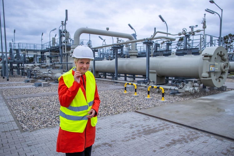 Мануела Швезіг дає інтервʼю біля виходу труб Nord Stream на поверхню.