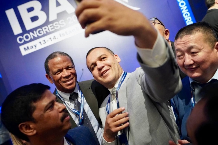 Кремльов робить селфі з делегатами конгресу IBA у 2022 році. Його єдиного суперника усунули від виборів, тому голосування не знадобилося.