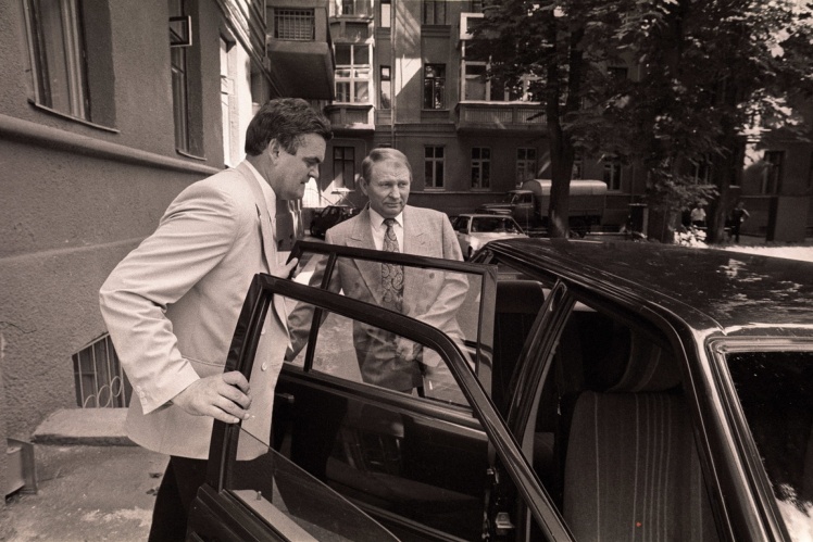 Леонід Кучма сідає в автомобіль, щоб вирушити на першу пресконференцію після виборів. У білому піджаку його особистий охоронець.