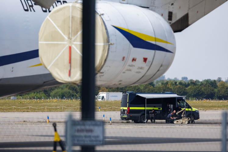 Поліцейські та робот-сапер обстежують територію біля українського Ан-124 в аеропорту Лейпциг/Галле наступного дня після російської атаки.