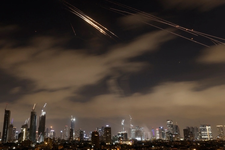 Ізраїльська ППО перехоплює іранські ракети над Тель-Авівом уночі 15 червня.