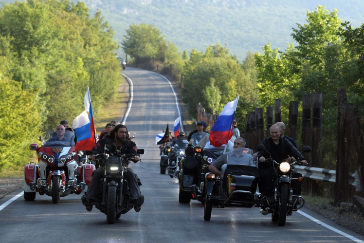 «Нічні вовки» під час одного з мотопробігів. Байкерський клуб підтримував Кремль і регулярно залучав до своїх акцій російських посадовців.