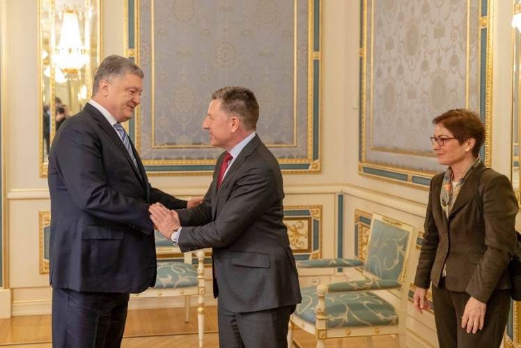 Зліва направо: президент України Петро Порошенко, спецпредставник США з питань України Курт Волкер і посол США Марі Йованович, 19 грудня 2018 року.