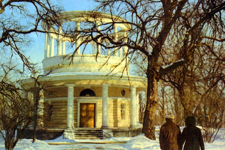 У 1980-х роках у церкві була виставкова зала Музею історії Києва — розповідали про історію місцевості. На стінах храму висіли фото старого кладовища і церкви, а в кутку стояла парафінова статуя Нестора Літописця. Зала працювала у вихідні дні, коли був наплив туристів. Аскольдова могила входила в оглядову екскурсію Києвом.