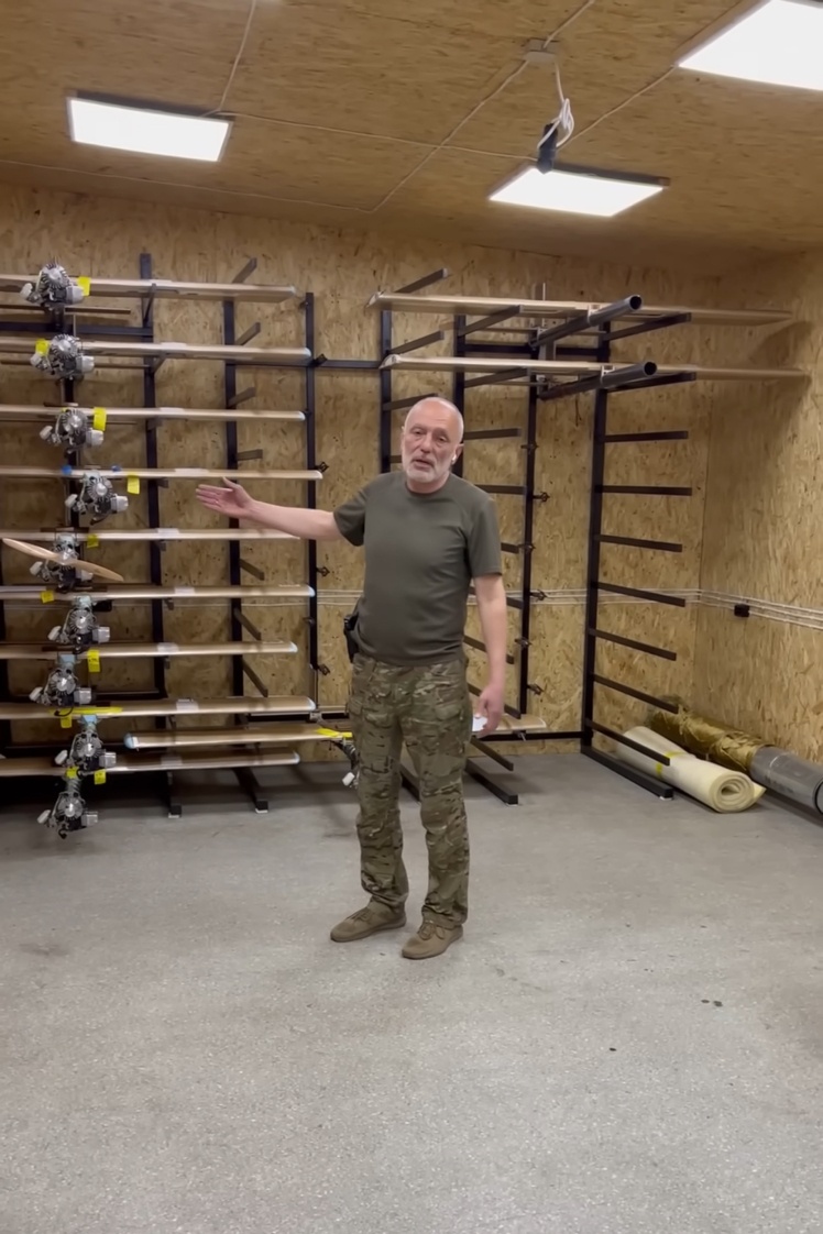 Скриншоти з відео, де Юрій Касьянов розповідає про операцію удару по Кремлю. Відео опубліковане 8 жовтня 2025 року.