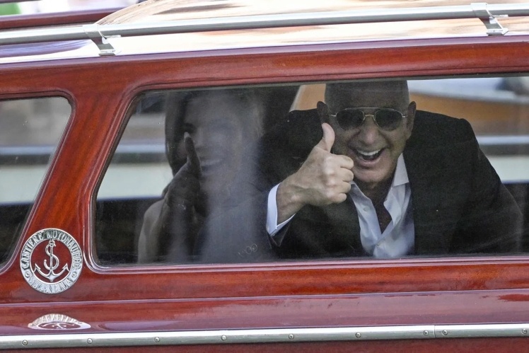 Безос і Санчес у водному таксі біля готелю Aman, 26 червня 2025 року.