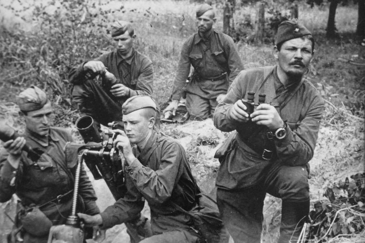 Бійці Червоної армії з мінометом БМ-37. Малин, Житомирська область. Серпень 1941 року.