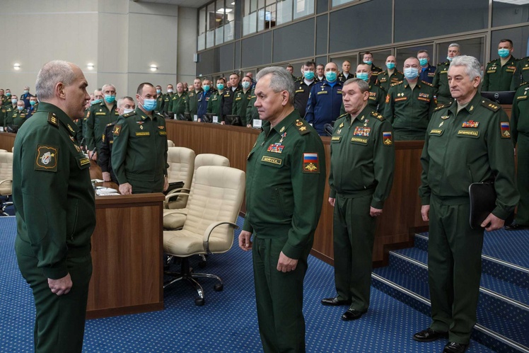 Колишній міністр оборони РФ Сергій Шойгу (у центрі) та начальник Генштабу Валерій Герасимов у залі під час військової гри, лютий 2021 року.