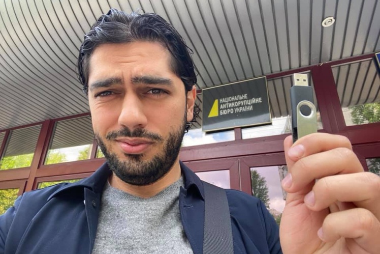 Лерос ніколи не казав, де він взяв флешку.