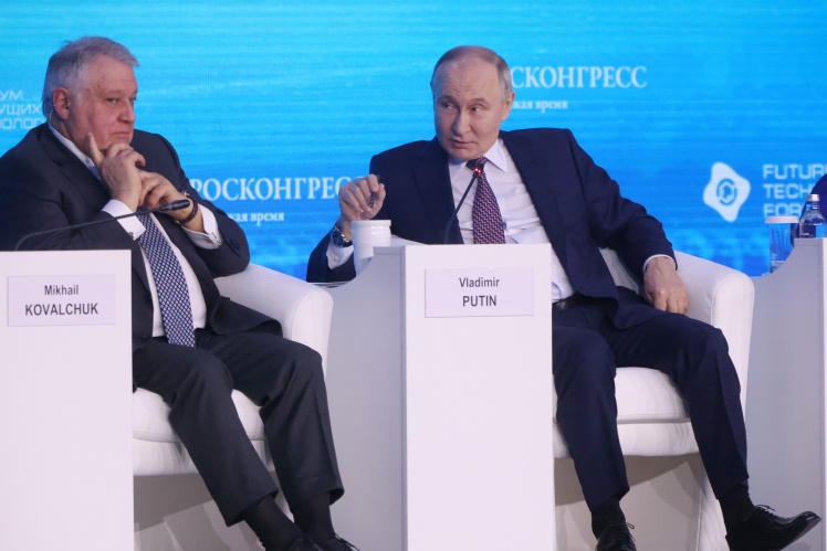 Путін разом з науковцем Михайлом Ковальчуком зі свого найближчого оточення, який курує дослідження «безсмертя», 2025 рік.