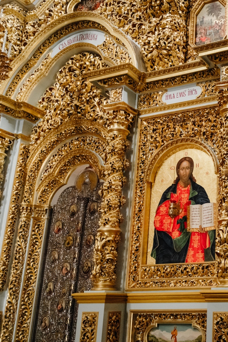 Царські врата іконостаса.