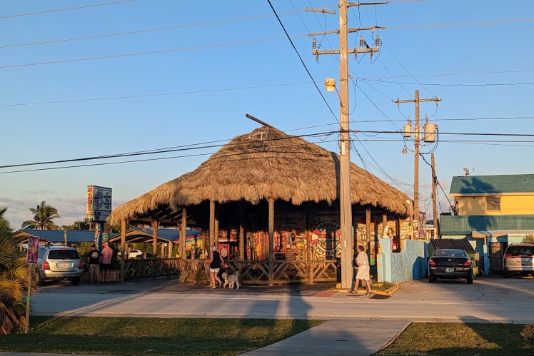 Той самий бар Sandbar Sports Grill.