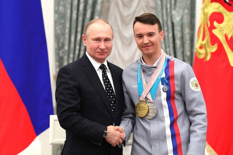 Олексій Бугаєв тисне руку Володимиру Путіну.