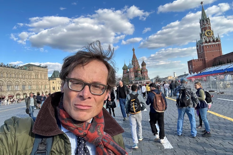 Видавець і головред правоконсервативного швейцарського журналу Weltwoche Роджер Кеппель приїхав з візитом до Москви. Крім пропагандиста Соловйова, він також зустрівся з Уповноваженою з прав дітей Росії Марією Львовою-Бєловою, квітень 2023 року.