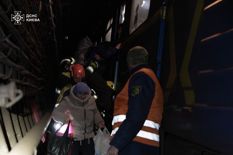 Через масштабну аварію 31 січня 2026 року потяги метро вимушено зупинились у тунелях. Пасажирів довелося евакуювати до станцій.