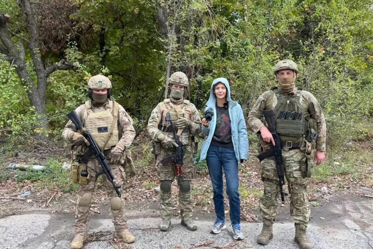 Павло Пригожин серед найманців  — крайній ліворуч, у шоломі й з автоматом.