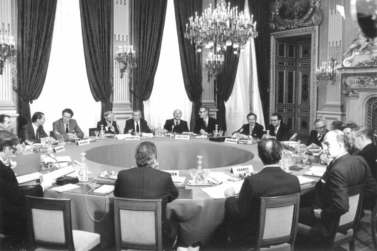 9—10 грудня 1974 року дев’ять лідерів Європейських співтовариств зустрілися в Парижі. Саміт започаткував Європейську раду як регулярний форум для обговорення питань між главами держав і урядів.